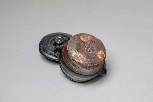 Grès, émail noir, cuisson bois