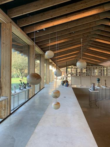 Porcelaine cuisson bois exposée au Centre de Céramique Contemporaine La Borne