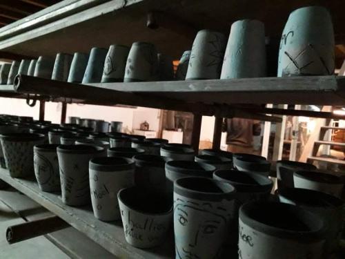 Préparation des gobelets pour l’expo annuel de noël à l’atelier