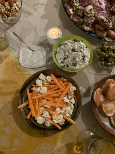 Ambiance repas à l’atelier Merci Dany linard