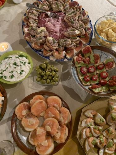 Ambiance repas à l’atelier Merci Dany linard