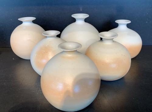 Petites bouteilles rondes en porcelaine