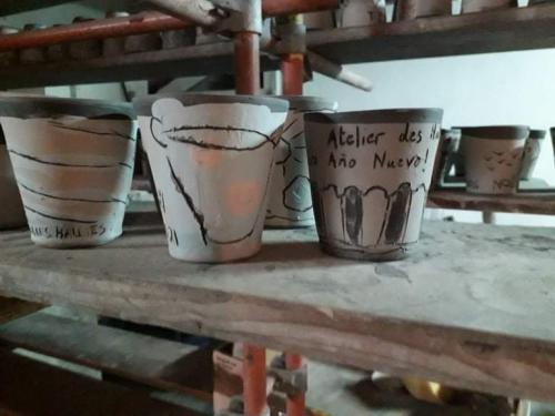 Préparation des gobelets pour l’expo annuel de noël à l’atelier