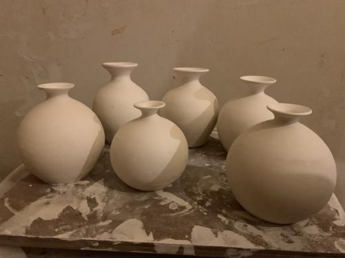 Tournage de petites bouteilles rondes en porcelaine